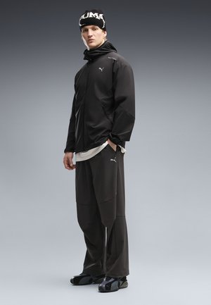 Puma, PUMATECH 4-WAY STRETCH OVERSIZED TRAININGSHOSE - Tracksuit bottoms - black