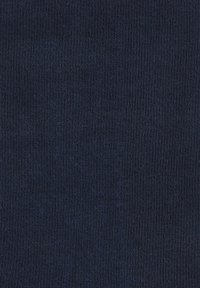 Ciemnoniebieska dzianina o gładkiej teksturze i delikatnym prążkowanym wzorze, równomiernie tkana, bez widocznych wzorów czy akcentów.