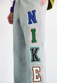 Nike Sportswear Pantalones deportivos - dk grey heather