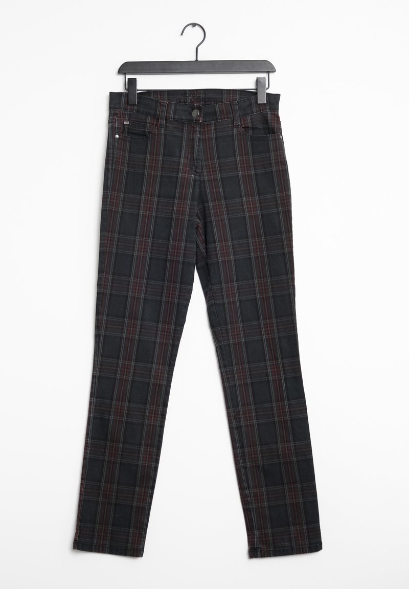 Pantalons à carreaux noirs avec un motif rouge et gris, en denim, dotés d'une fermeture à bouton et de passants de ceinture, exposés sur un cintre.