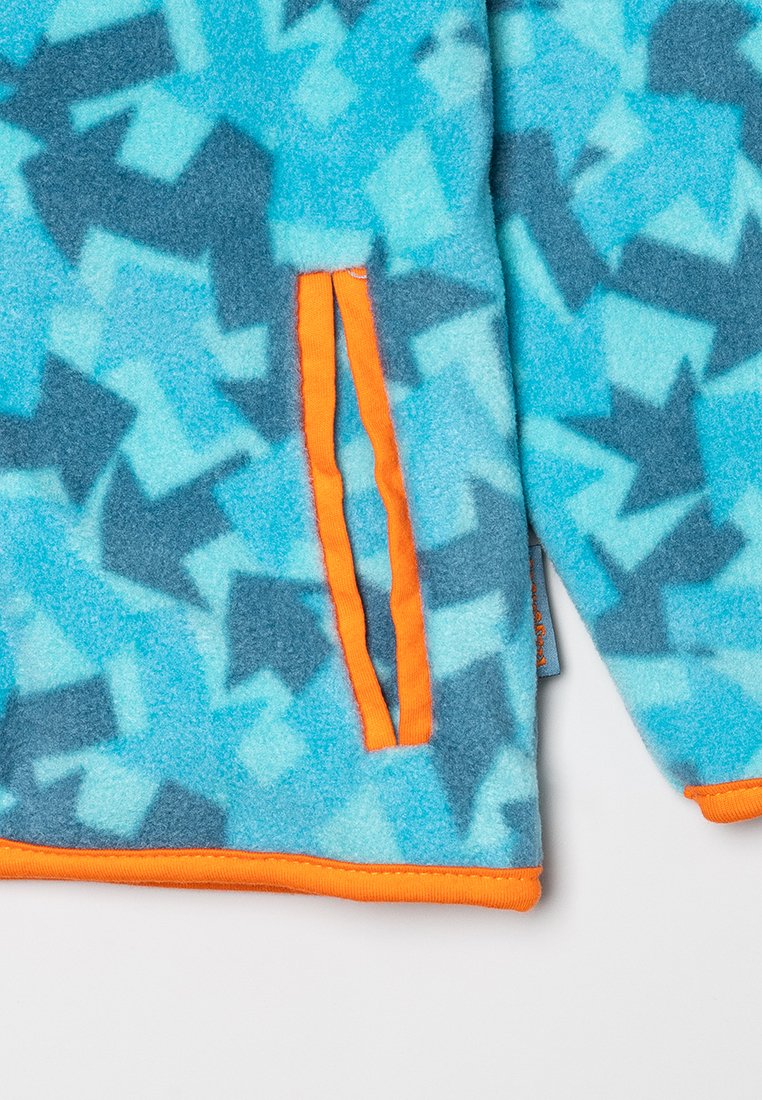 Fleecejacke in Blau mit geometrischem Muster in dunkleren Farbtönen. Verfügt über einen orangenen Besatz und eine Seitentasche mit einem orangen Reißverschluss. Weiche Textur.