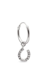 Silver hoops med en hästskoformad berlock, prydd med små klara ädelstenar längs den övre kanten. Slät textur, polerad yta.