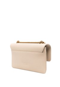 Borsa a tracolla in pelle beige con finitura testurizzata, patta pieghevole e tracolla in catena dorata. Presenta un fondo liscio e un branding minimale.