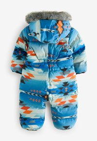 Mono de nieve acolchado en azul con patrones geométricos multicolores, que cuenta con una capucha forrada de piel y una cintura elástica para un ajuste ceñido.
