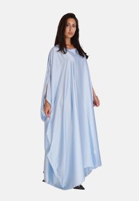 Lichtblauwe, vloeiende kaftan met een losse pasvorm, gemaakt van gladde, glanzende stof; heeft brede mouwen en een open halslijn.