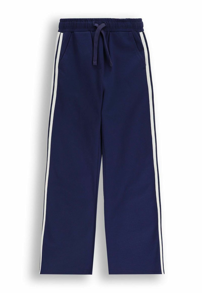 Granatowe spodnie dresowe z białymi paskami po bokach, elastyczną talią oraz sznurkiem. Zawierają kieszenie z przodu i mają luźny fason.