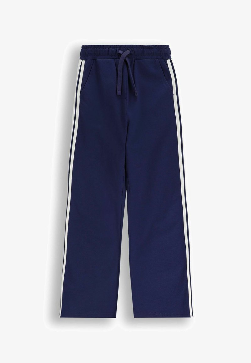 Granatowe spodnie dresowe z białymi paskami po bokach, elastyczną talią oraz sznurkiem. Zawierają kieszenie z przodu i mają luźny fason.