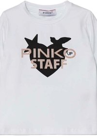 T-shirt bianco a maniche corte con un design a cuore nero, la parola "PINKO" in strass e la parola "STAFF" in un font contrastante.