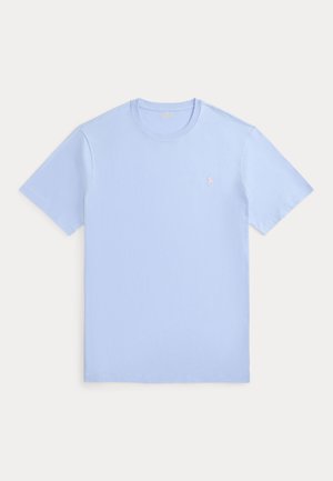 Hellblaues T-Shirt mit kurzen Ärmeln und Rundhalsausschnitt mit kleinem rosa gesticktem Logo auf der linken Brust.