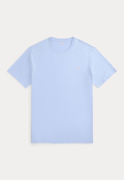 Φωτεινό γαλάζιο T-shirt με κοντά μανίκια και στρογγυλή λαιμόκοψη, με μικρό ροζ κεντητό λογότυπο στο αριστερό στήθος.