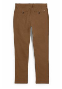 Pantalon marron coupe ajustée avec poches passepoilées boutonnées à l’arrière et passants de ceinture, présenté à plat vue arrière.