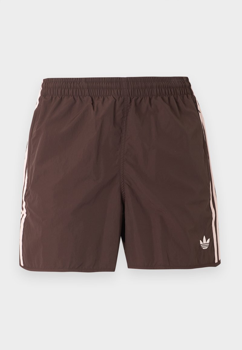 Pantaloncini sportivi marroni con vita elastica, strisce laterali rosa chiaro e un piccolo logo Adidas trefoil sulla parte inferiore della gamba sinistra.
