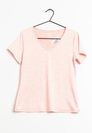 Camiseta de manga corta y cuello en V de color rosa claro colgada en una percha negra con una etiqueta de precio blanca pegada cerca del escote.