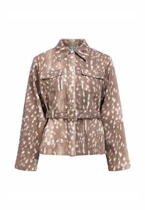 Veste à motifs bruns avec une taille ceinturée, des boutons-pression et deux poches poitrine. Elle présente un col et un tissu doux et texturé.