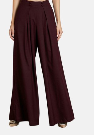 Pantalones de pierna ancha en tejido burdeos profundo con pliegues frontales, que presentan dos detalles de botones en la cinturilla y una textura suave.