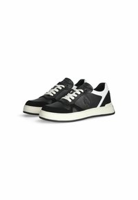Sneaker in bianco e nero con tomaia in pelle texturizzata, design classico con lacci e suola in gomma bianca spessa. Presenta un logo sul lato.