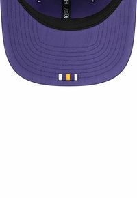 Lila Kappe mit einem gebogenen Schirm, ausgestattet mit einem schwarzen Innenfutter und drei Streifen in Orange, Lila und Weiß auf der Vorderseite.