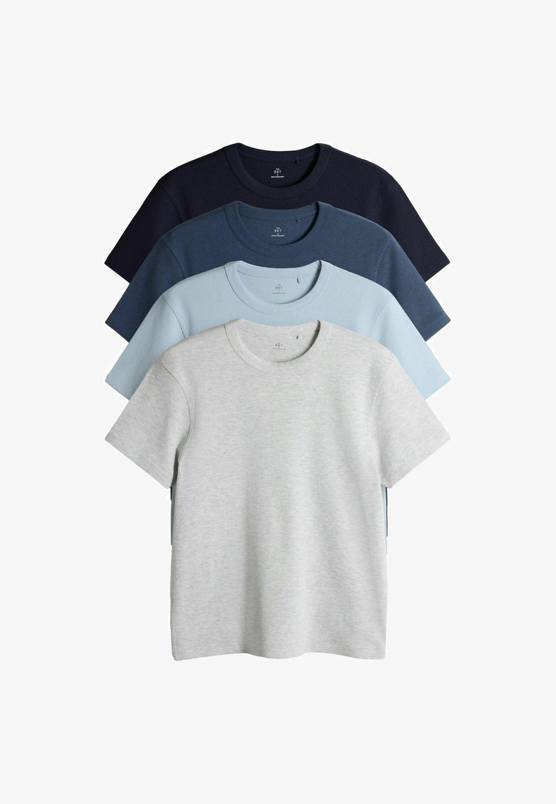 Quatre t-shirts unis à manches courtes avec col rond superposés en gris clair, bleu clair, bleu marine et bleu marine foncé.