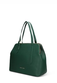 Sac à main synthétique vert avec une finition texturée, deux poignées et une fermeture éclair sur le dessus. Accent logo doré sur le devant, design angulaire.