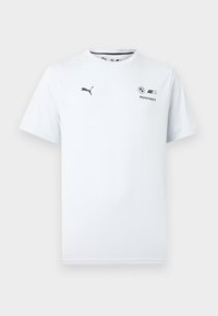Λευκό T-shirt με κοντά μανίκια και μαύρο λογότυπο Puma στο αριστερό μέρος του στήθους και λογότυπα BMW Motorsport στο δεξί μέρος του στήθους, πάνω σε απλό φόντο.
