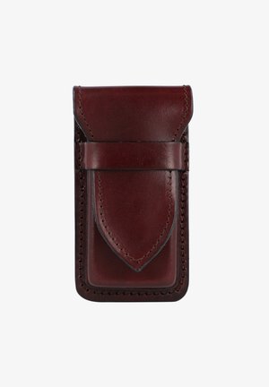 Leren kaarthouder in diep bordeaux, met een gladde textuur, een omgevouwen bovenkant en decoratieve stiksels langs de randen.