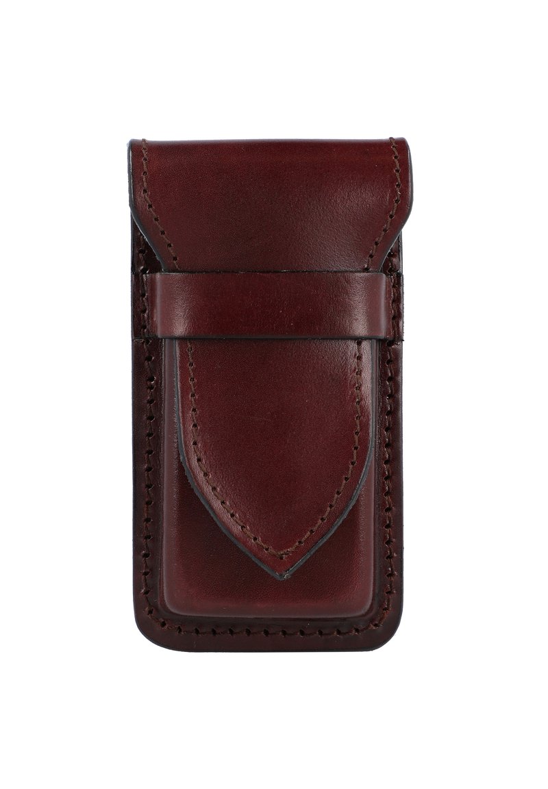 Leren kaarthouder in diep bordeaux, met een gladde textuur, een omgevouwen bovenkant en decoratieve stiksels langs de randen.