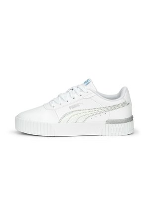 Sneaker bianco in pelle con accenti testurizzati, dotata di linguetta imbottita, dettaglio argento sul tallone e suola in gomma con motivo rigato.