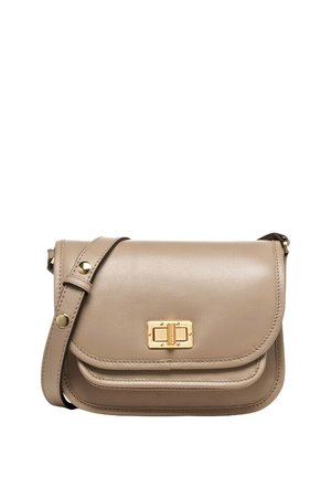 Beige leren schoudertas met een klep, gouden hardware sluiting, verstelbare schouderband en een voorzak. Glad oppervlak met stiksels.