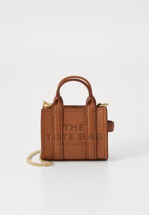 Bruine leren mini tote bag met textuur, top-handvatten, een reliëflogo en een gouden kettingriem. Vierkante vorm met verticale stikselaccenten.