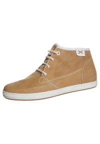 Tanfarbene Wildleder-Ankle-High-Schuhe mit weißen Schnürsenkeln und einer perforierten Seitenpartie. Sie verfügen über eine weiße Gummisohle und eine Naht-Details am Obermaterial.