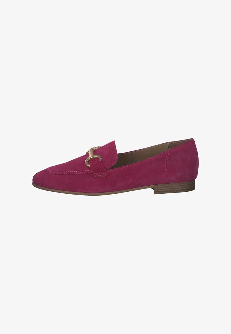 Fuchsia suède instapper met een ronde neus, gestikte details en een goudkleurig hardware accent op de bovenkant. Platte houten zool.