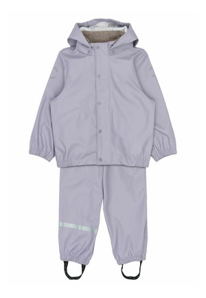 Svetlofialový pršiplášť s kapucňou, vybavený elastickými manžetami, reflexnými pruhmi na nohaviciach a jemnou podšívkou. Vyrobený z nepremokavého materiálu.