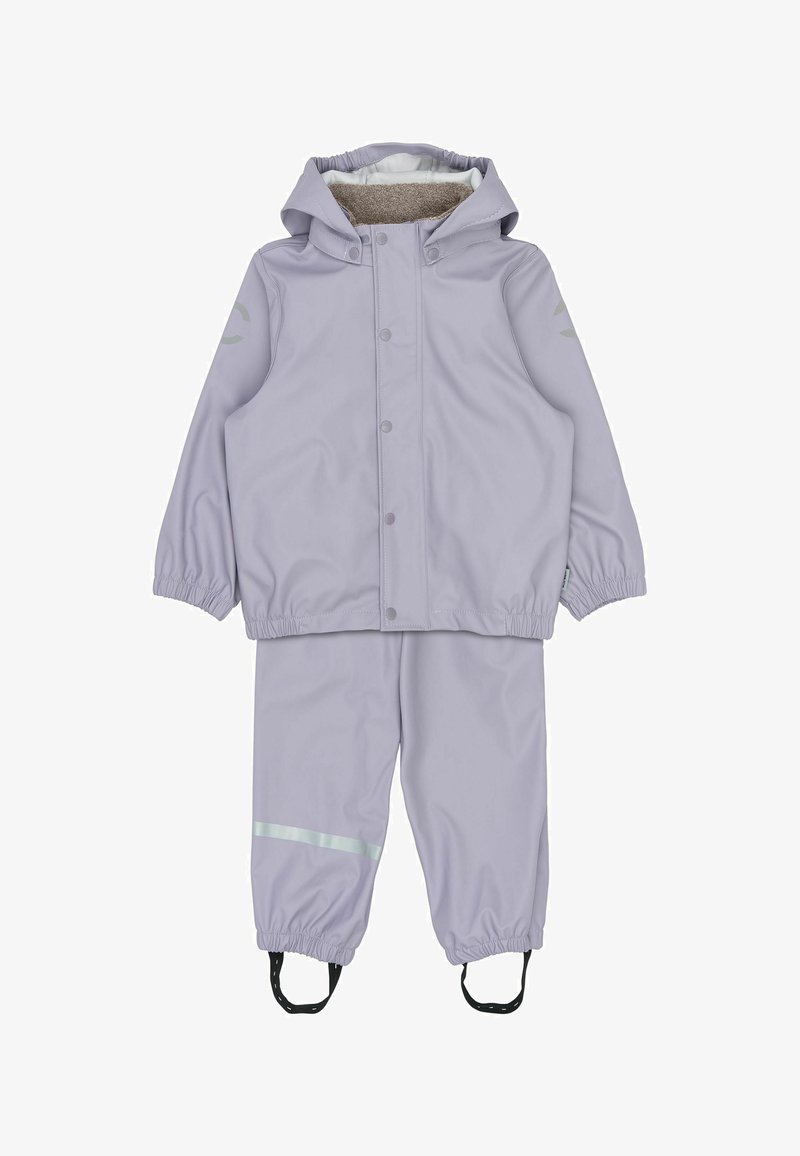 Combinaison de pluie violet clair avec capuche, dotée de poignets élastiques, de bandes réfléchissantes sur le pantalon et d'une doublure douce. Fabriquée en matière imperméable.