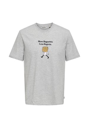 Šedé bavlnené tričko s krátkymi rukávmi, okrúhlym výstrihom a predným obrázkom kreslenej postavičky nesúcej bagety s textom pod obrázkom.