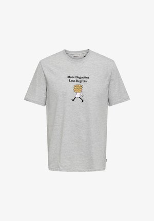 Grå bomuld T-shirt med korte ærmer, rund hals og et frontmotiv af en tegneseriefigur, der bærer baguetter, med tekst nedenunder.