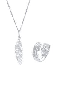 Sølvsmykkesæt bestående af en vedhæng formet som en fjer på en kæde og en matchende ring med fjerdesign, begge med detaljeret udsmykning.