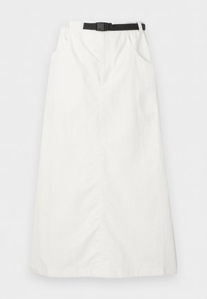 Hvit lang skjørt med elastisk midjebånd og svart justerbart belte, med sidelommer og rett snitt.