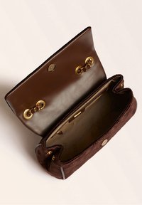 Brązowa skórzana torebka o gładkim wykończeniu z teksturowanymi akcentami. Posiada złote elementy metalowe, zapięcie na zatrzask oraz przestronne wnętrze.