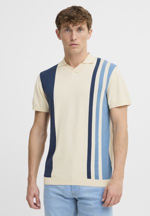Polo avec un corps beige orné de rayures verticales bleu marine et bleu clair, en maille texturée, avec un col classique.