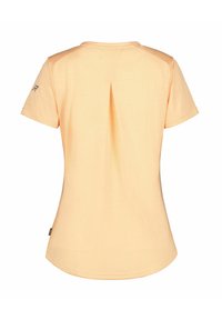 Camiseta atlética de manga corta color durazno con textura de malla transpirable, que presenta un detalle de abertura en la parte posterior y un logotipo en la manga.