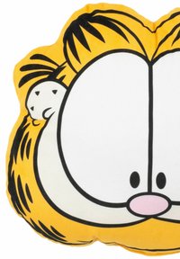 Cuscino in plush a forma di faccia di gatto, con pelliccia gialla, contorni neri, grandi occhi bianchi e un naso rosa. Texture morbida.