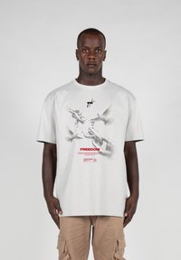 MJ Gonzales FREEDOM - T-shirts print - lightasphalt