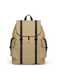 Beige ryggsekk laget av glatt lær, med svarte stropper, klaffelukking og sidelommer med justerbare festemidler.