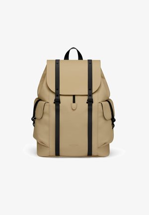 Beige ryggsekk laget av glatt lær, med svarte stropper, klaffelukking og sidelommer med justerbare festemidler.