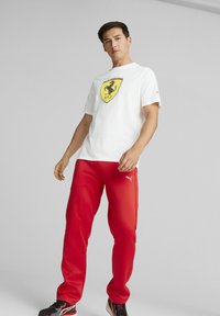 Puma SCUDERIA FERRARI BIG SHIELD - Camiseta estampada - white