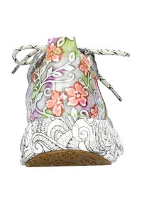 Baskets à motif floral multicolore avec une semelle texturée noire et blanche. Présente des accents gris et des lacets plats.