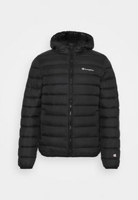 Chaqueta puff negra con capucha, cremallera frontal, logo de Champion en el pecho y la manga, y bolsillos laterales.
