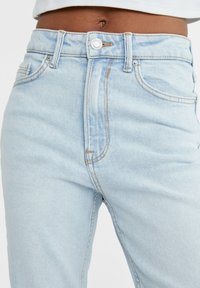 Stradivarius MOM - Traperice opuštenog kroja - light blue denim