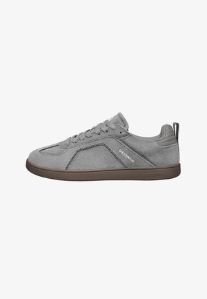Grauer Wildleder-Sneaker mit Schnürsenkeln, brauner Sohle, gepolstertem Kragen, Fersenlasche und "Giesswein"-Branding an Seite und Sohle.