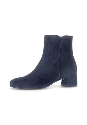 Bottine en daim bleu marine avec un bout arrondi et un petit talon carré. Équipée d'une simple fermeture éclair sur le côté pour un enfilage facile. Texture lisse et mate.